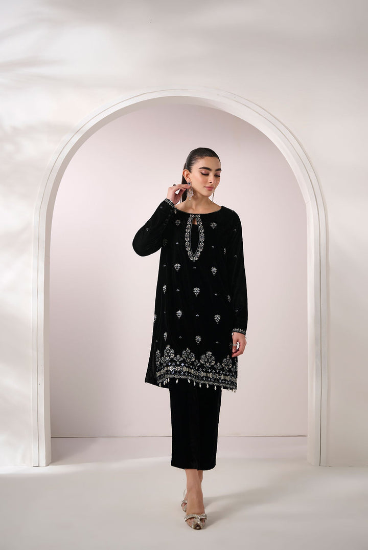 Dhanak | FW 24` Velvet Drop 1 |  FW24DA-2605 BLACK 2PCS EMBROIDERED KURTA WITH DUPATTA - House of Ayeza