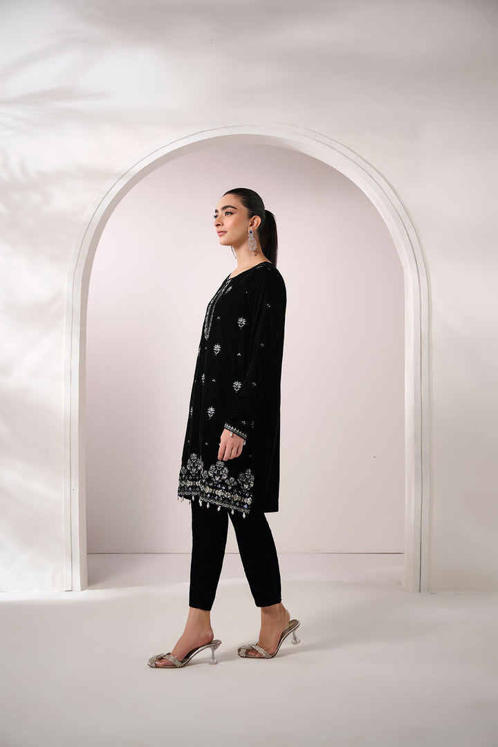 Dhanak | FW 24` Velvet Drop 1 |  FW24DA-2605 BLACK 2PCS EMBROIDERED KURTA WITH DUPATTA - House of Ayeza